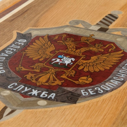 Нарды ручной работы &quot;Герб ФСБ&quot; (Россия, дерево, размер 63х32х7 см) оптом, фото 1