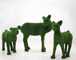 Топиари композиция Олени, мама с малышами - газон Deluxe Green, фото 1 Топиари композиция Олени, мама с малышами - газон Deluxe Green, фото 1