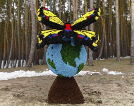 Топиари композиция бабочка Луиза на земном шаре - газон Eco оптом, фото 4